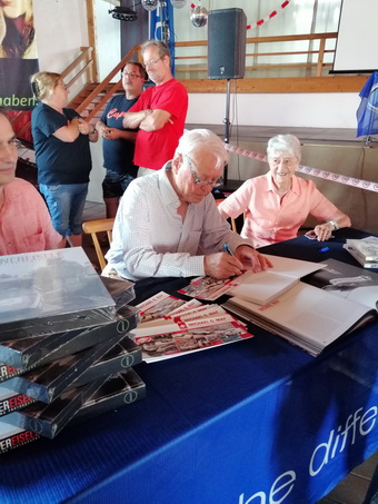 Herzliche Autogramm Stunde von Michael May
Heartfelt autograph session with Michael May
Heure d'autographes chaleureuse de Michael May